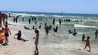 زيادة أعداد المنقذين.. 4 إجراءات احترازية بشواطئ الإسكندرية بسبب الأمواج- صور