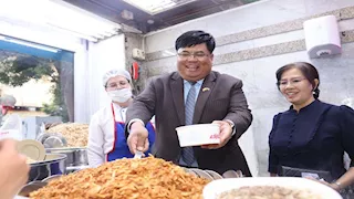 دبلوماسية "الكشري".. سفير ميانمار بالقاهرة وزوجته يُعدّان طبقيهما بوسط البلد