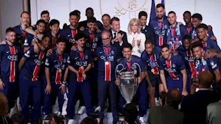 أول ظهور علني لماكرون وزوجته بعد صفعة الطائرة "فيديو وصور"