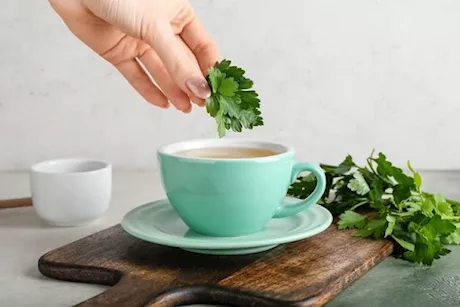 مفعوله سحري- ماذا يفعل شاي البقدونس بالجسم؟