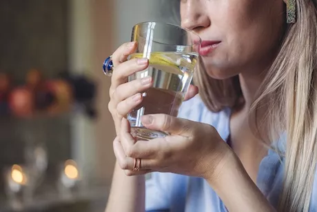 ماذا يحدث للجسم عند تناول ماء الثوم والزنجبيل والليمون يوميًا؟