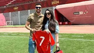 تريزيجيه وزوجته في الأهلي بعد انضمامه رسميا (صورة)