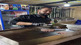 من روب المحاماة لـ مريول الطهي.. أحمد يحقق شغفه ويصنع البرجر بالإسماعيلية