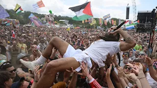 "هتف الموت لجيش إسرائيل".. جدل واسع بعد حفل مغني بريطاني في أمريكا