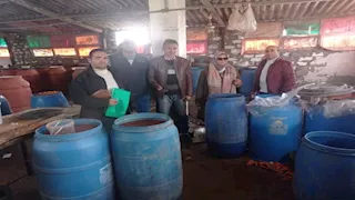 بمكان أشبه بحظيرة.. ضبط مصنع مخلل غير مرخص في بني سويف 