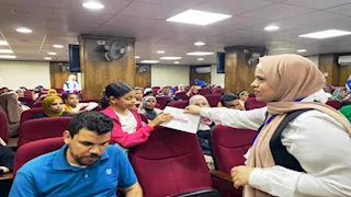 توزيع 40 جهازًا لقياس السوائل كهدايا مجانية لذوي الإعاقة البصرية بأسوان