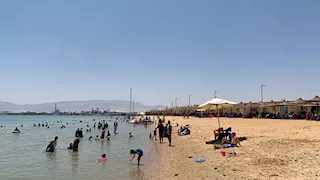 البحر حصيرة.. انتظام الملاحة وتراجع حدة الحرارة بخليج السويس (صور)