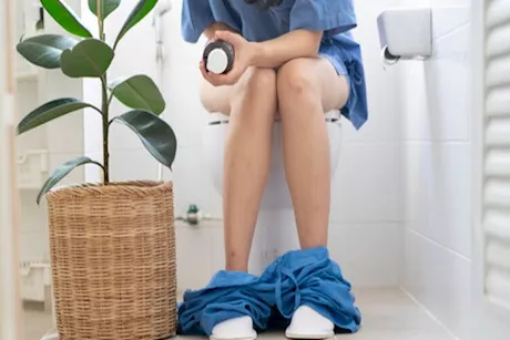 الجلوس بالماء الفاتر لمرضى البواسير.. هل يحقق نتائج فعالة؟