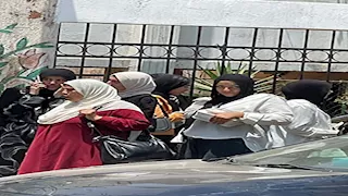 فرحة انتهاء الامتحانات.. توزيع حلويات على طلاب الشهادة الإعدادية بالمنوفية- فيديو وصور