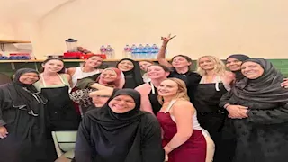  سائحات أجنبيات يتعلمن أسرار الطهي الصعيدي الأصيل فى الأقصر 