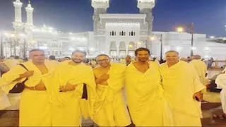 صورة جديدة لـ أحمد السقا وعمرو سعد وحمادة هلال بملابس الإحرام