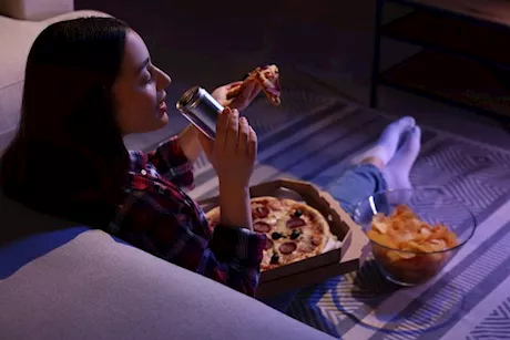 للوقاية من الأرق- 5 أطعمة تجنبها ليلًا