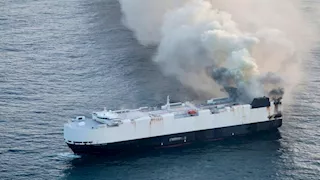 حريق على متن سفينة شحن بالقرب من ميناء بالتيمور بولاية ماريلاند