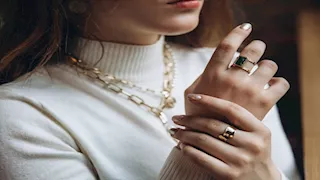 لهذه الأسباب.. احذري ارتداء الذهب والفضة معا