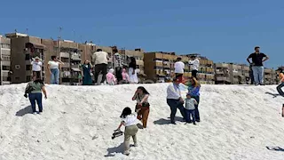 في ثاني أيام العيد.. إقبال على جبال الملح في بورسعيد (صور)