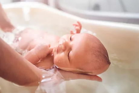 احذر.. عادات شائعة أثناء استحمام الأطفال تضر بهم