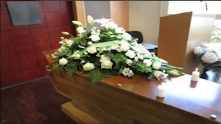 بعد إعلان وفاتها.. سيدة تستيقظ داخل نعشها أثناء دفنها