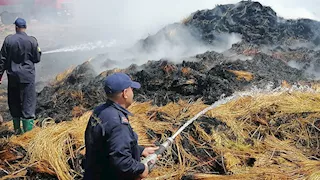 محافظ الغربية يعلن السيطرة على حريق شونة كتان بزفتى -صور