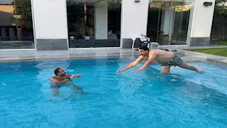 "ابن مدرس السباحة".. أكرم حسني يوثق موقف كوميدي مع مصطفى غريب في حمام السباحة