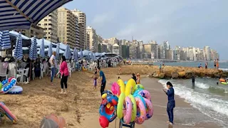 هدوء بعد اضطراب وأمواج عاتية.. ماذا يحدث على شواطئ عروس المتوسط؟