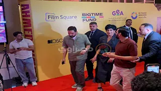 بـ لوك غريب.. غادة عبد الرازق تصل العرض الخاص لفيلم "أحمد وأحمد"