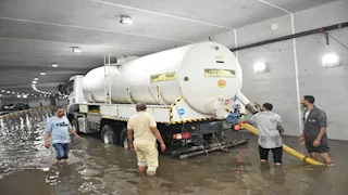 نفق عرابي غرق.. محافظ الشرقية يتابع كسح مياه الأمطار بالزقازيق (صور)