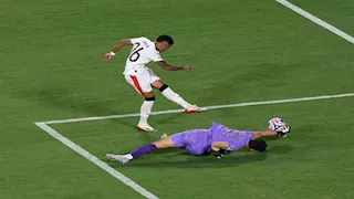 10 صور تبرز موقف إنساني لياسين بونو مع طفل بعد الفوز التاريخي على مانشستر سيتي