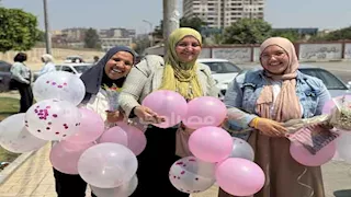 بالونات وورد وزينة.. أولياء الأمور يحتفلون بانتهاء ماراثون الثانوية العامة في الإسماعيلية