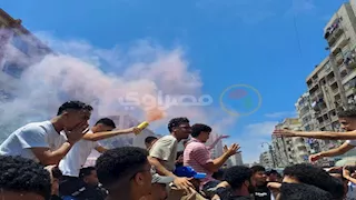 "باي باي ثانوية".. احتفالات بالألعاب النارية بنهاية الامتحانات في الإسكندرية