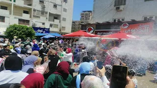 شماريخ وبلالين.. احتفالات طلاب الثانوية بالقليوبية بنهاية الامتحانات- صور