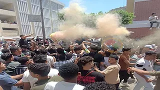 رقصوا على سور المدرسة.. احتفالات هستيرية لطلاب الثانوية في المنيا - فيديو وصور