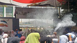 زغاريد ودموع.. طالبات أسوان يودعن الثانوية العامة بالأحضان والفرحة