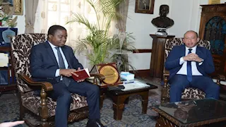 "قصر العيني" وسفير كوت ديفوار يبحثان التعاون في إطلاق البرنامج الفرنسي الطبي "KAF"