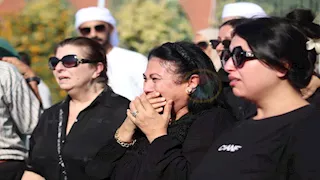 بالصور- انهيار الفنانة سلوى عثمان في جنازة المخرج سامح عبد العزيز