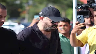 بالـ"كاب".. محمد سعد يشارك في تشييع جنازة سامح عبدالعزيز (صور)