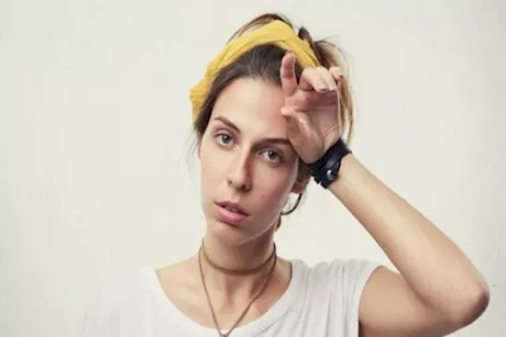 هل ربط الرأس يخفف الصداع؟ طبيب يوضح