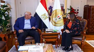 وزيرة التنمية المحلية تتابع مع محافظ الوادي الجديد مستجدات إنشاء مركز الحرير