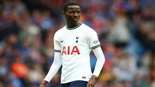 بابى سار لاعب توتنهام يطالب الإفراج عن جماهير السنغال (صورة)