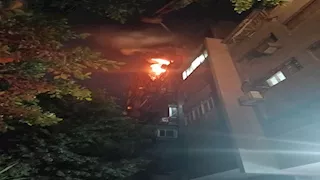 صرخات من قلب النيران.. محتجزون داخل شقة مشتعلة أمام حديقة الحيوان