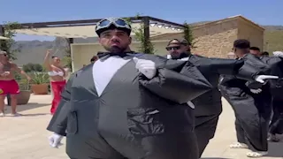 "بدلات منفوخة ورقصة غريبة".. حارس آرسنال يثير الجدل في حفل زفافه (صور)