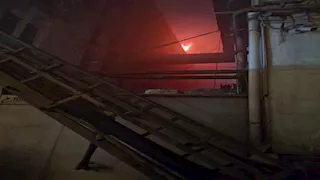 وصول القيادات الأمنية لمعاينة سنترال رمسيس مع تجدد الحريق