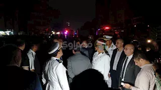  بالصور.. مدير أمن القاهرة يُشرف ميدانيًا على عمليات إخماد حريق سنترال رمسيس