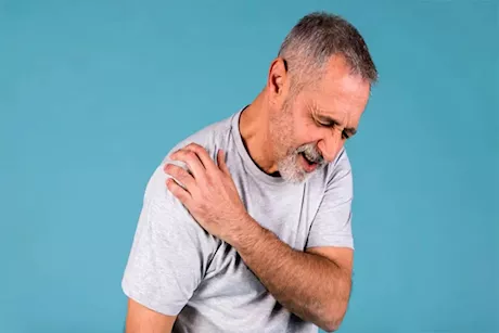 هل تشعر دائمًا بشد في كتفك؟ فتش في عاداتك اليومية