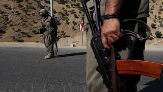 بعد 40 عاما من القتال ضد تركيا..  مسلحو حزب العمال الكردستاني يحرقون أسلحتهم