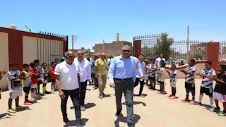 جولة تفقدية لمحافظ أسوان بمركز شباب النوبيين في إدفو - صور