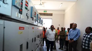 محافظ أسوان يتفقد مشروع لوحة توزيع الكهرباء بقرية البحيرة بإدفو - صور