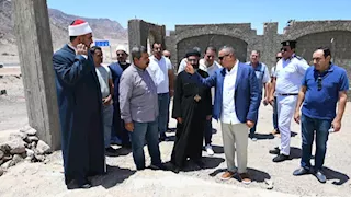 محافظ جنوب سيناء يتفقد الأعمال الإنشائية بكنيسة كيرياليسون في نويبع