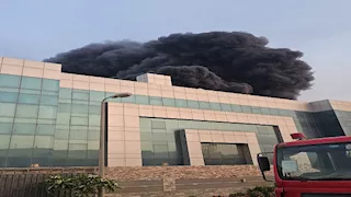 10 حالات اختناق وسط الجحيم.. اللقطات الأولى لحريق مصنع كيمياويات بمدينة بدر