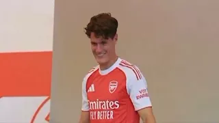 فيديو تقديم الصفقة.. 15 صورة لبكاء نجم أرسنال لهذا السبب