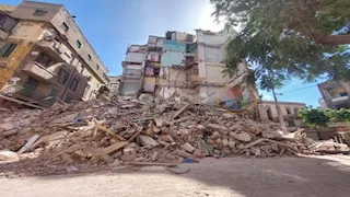 ذاكرة عالقة بين أنقاض العطارين.. مكتبة تتشبث بالحياة فوق جدران الموت